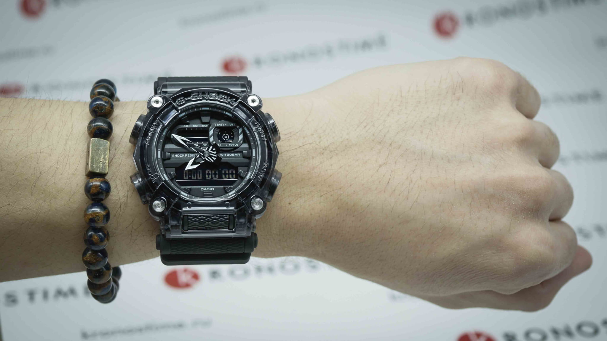 Casio GA-900SKE-8A мужские часы застежка крупным планом